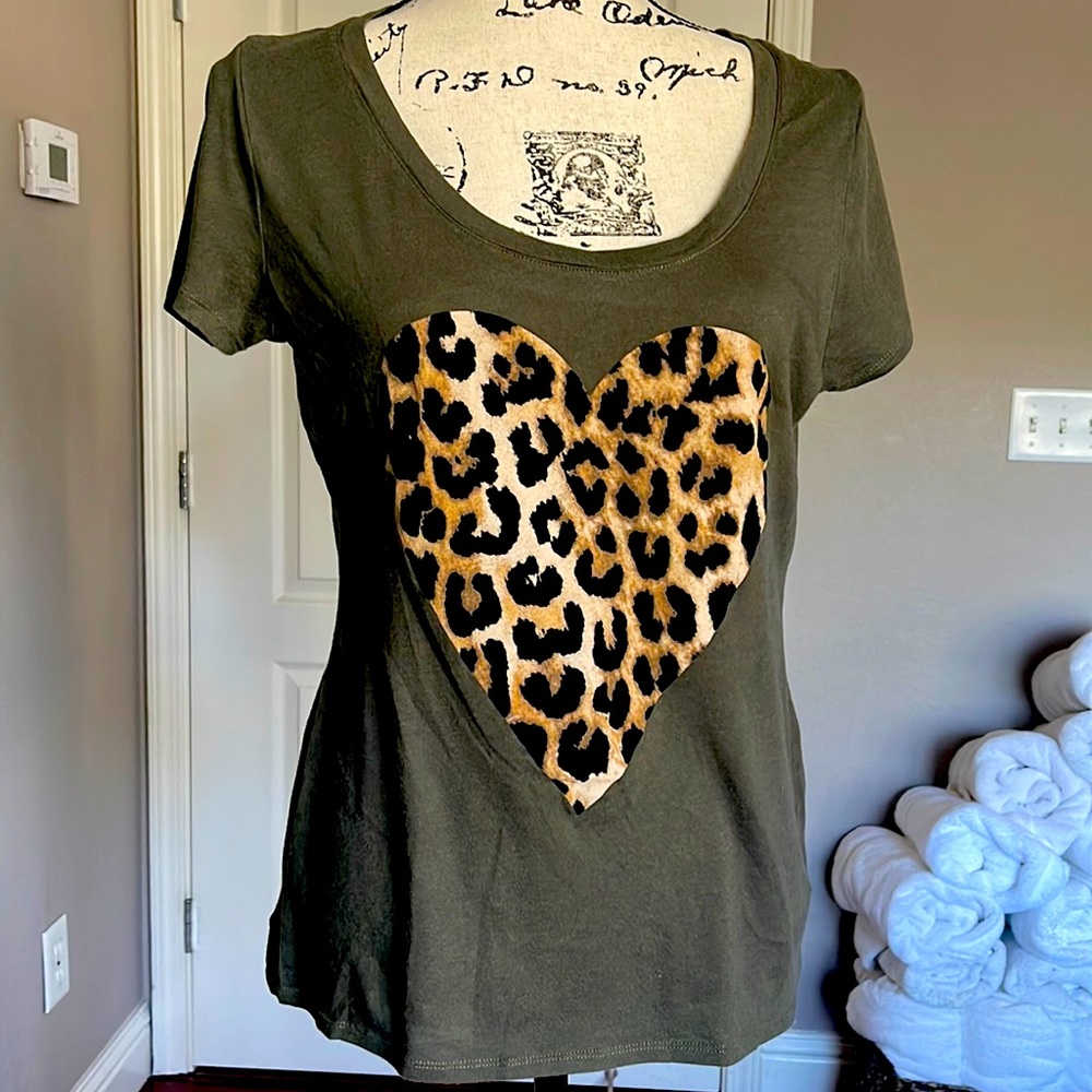 Express Tee with suede leopard print heart design